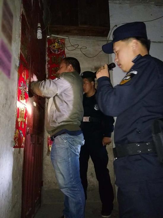 贞丰粗心妈妈误将幼女锁家中 民警全城寻开锁师傅开门